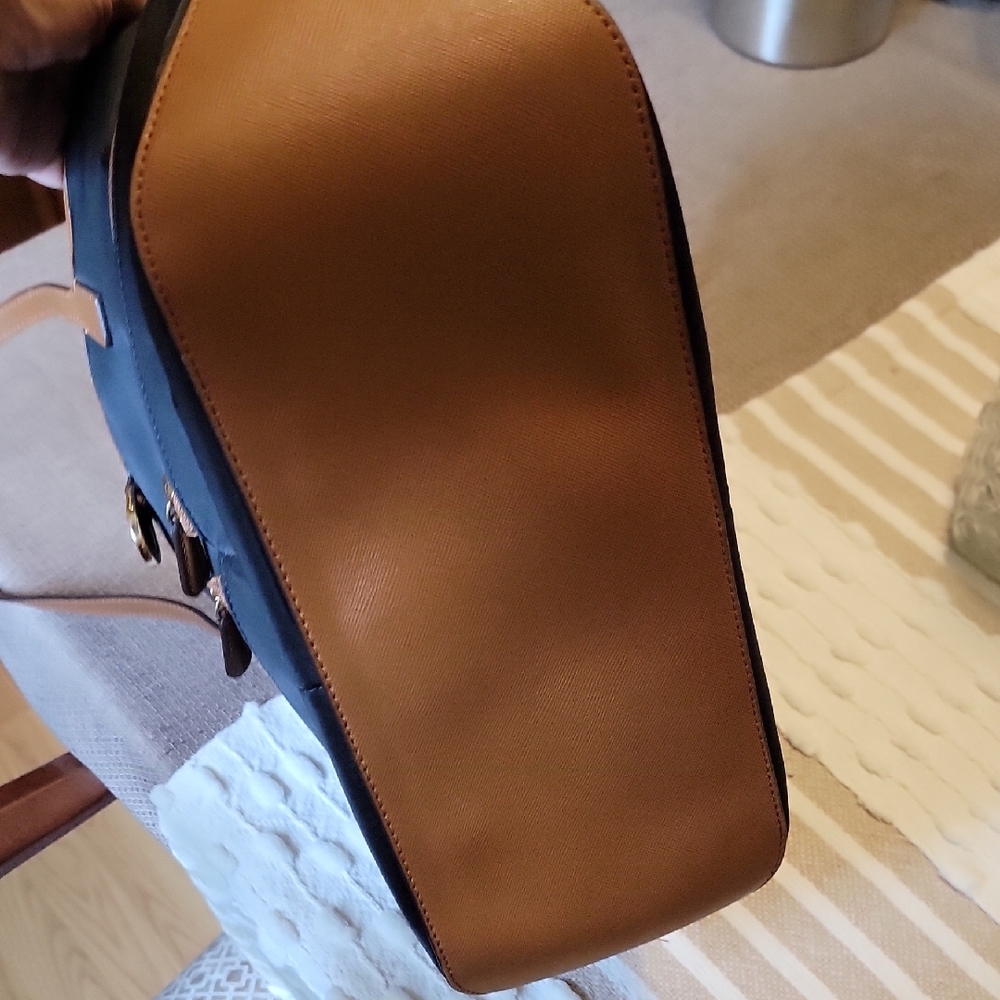 Michael Kors Black and Tan Tote Bag with Elegant Design - Picture 8 of 11